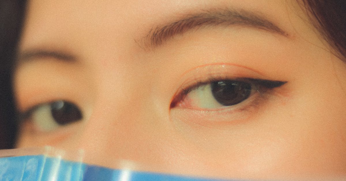 How to Blend Eyeshadow for Hooded Eyes: The Techniques That Actually Work