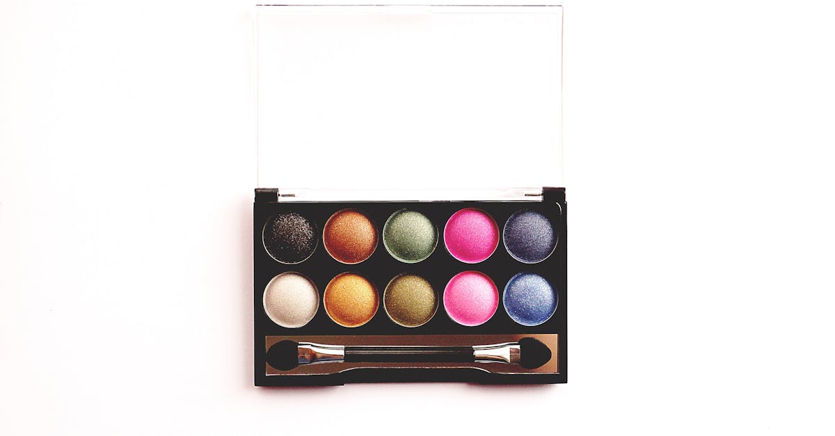 How to Match Eye Makeup for Green Eyes: Plum and Warm Earth Tones for Maximum Depth