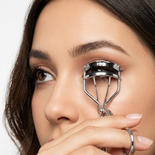 How to Curl Eyelashes Correctly: Lift and Volume Without Damage